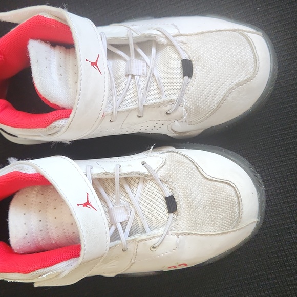 Jordan Nike Boys Runners Size 12  kids white w blk & red - Picture 2 of 6